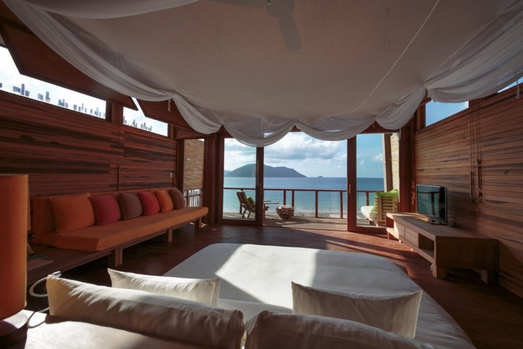 Phòng ngủ ở trên tầng 1 của căn ở giữa sẽ có balcony view biển.
