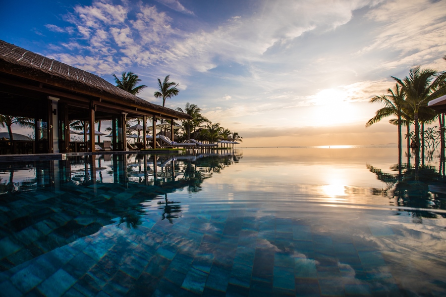 Resort 5 sao bao quanh bởi những khu vườn xanh mát và bờ biển êm sóng.