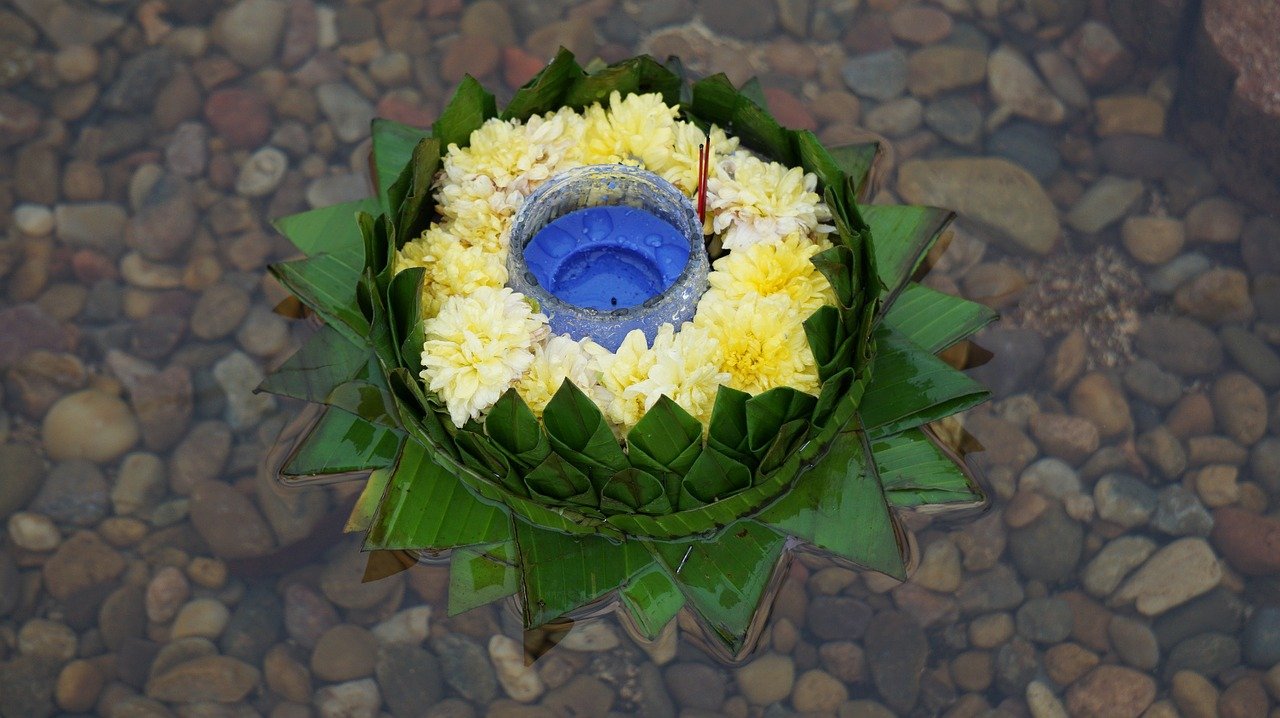 Krathong có hình dáng hoa sen, được trang trí bày tỏ lòng tôn kính.