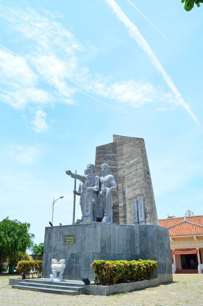 Cụm tượng đài và nhà lưu niệm đội Hoàng Sa kiêm quản Bắc Hải trên đảo Lý Sơn