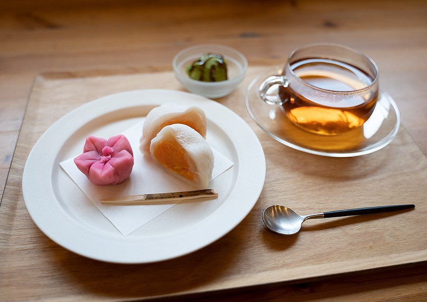 Wagashi thường được thưởng thức với trà xanh