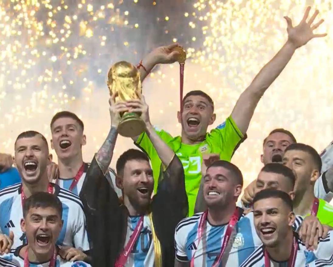 Khoảnh khắc lịch sử khi mà Argentina và Lionel Messi nâng cao chiếc cúp danh giá - Chiếc úp vô địch FIFA World Cup Qatar 2022.