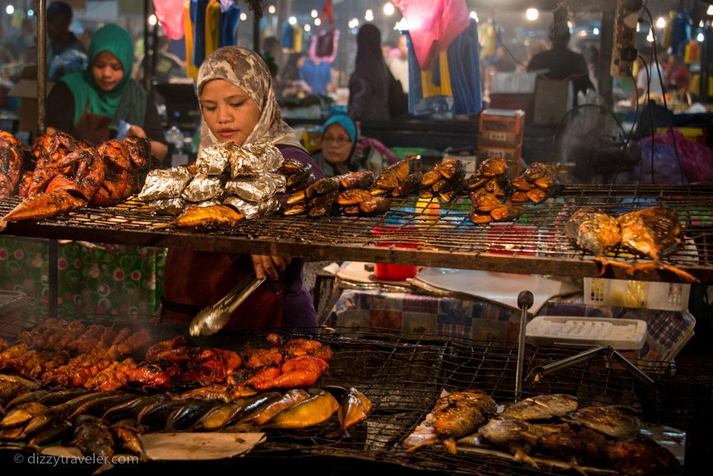 Chợ đêm Gadong thu hút du khách với ẩm thực phong phú. Ảnh dztravel.com